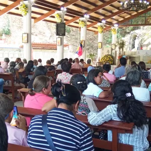 Foto 1 On Saturday, April 13, 2024 many pilgrims came together in joyous commemoration of the Annunciation of the Lord and of the 48th anniversary of the manifestation of the Blessed Virgin Mary in Betania Our Heavenly Mother, 48 years ago blessed all Venezuelans with her presence, leaving an eternal message of reconciliation, love and brotherhood. This year, on March 25, although it was the very day of this divine manifestation and of the Annunciation of the Lord, because it also was Holy Monday, the solemnity was moved to April 13, in order to honor the Our Lady in a special way. On March 25, 1976, the Virgin manifested herself for the first time to the Servant of God Maria Esperanza Medrano Bianchini in Betania, delivering a heavenly message of conversion and reconciliation. In 1984, before the astonished gaze of approximately 150 people, Our Lady confirmed the authenticity of her apparitions, which led the local bishop, H.E. Bishop Pio Bello Ricardo, after a thorough investigation which was supervised by His Eminence Cardinal Ratzinger – later Benedict XVI – the head of the Congregation of the Doctrine of the Faith, to declare the veracity of these events, thus promoting worship in the place, which was later decreed a Diocesan Marian Sanctuary. The Servant of God Maria Esperanza, messenger of the Virgin of Betania, left an enduring legacy of promoting reconciliation and peace in Venezuela and the world, through the Public Association of the Faithful Betania Spirituality Movement that continues their work of evangelization and the quest for fraternal unity. The Eucharistic celebration on Saturday morning was presided over by H.E. Bishop Freddy Fuenmayor and was concelebrated by H.E. Bishop Joseph Khawam, H.E. Bishop Emeritus Georges Kahhale, Rev. Fr. Juan Carlos Silva, Rev. Fr. Orlando Gonzalez and Rev. Fr. Antonio Rivas, among other priests. Such solemn event counted on the participation of the Betania Choir. The day was filled with moments of reflection and gratitude, recalling how the Virgin Mary chose Venezuela to share her message of reconciliation and love, turning the Diocesan Marian Shrine Mary Reconciler of All Peoples into a place of pilgrimage and a source of miracles, for thousands of Venezuelans and foreigners. What a celebration of love and reconciliation in Betania!