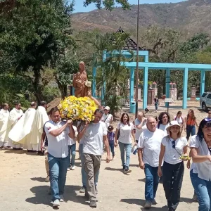 Foto 2 On Saturday, April 13, 2024 many pilgrims came together in joyous commemoration of the Annunciation of the Lord and of the 48th anniversary of the manifestation of the Blessed Virgin Mary in Betania Our Heavenly Mother, 48 years ago blessed all Venezuelans with her presence, leaving an eternal message of reconciliation, love and brotherhood. This year, on March 25, although it was the very day of this divine manifestation and of the Annunciation of the Lord, because it also was Holy Monday, the solemnity was moved to April 13, in order to honor the Our Lady in a special way. On March 25, 1976, the Virgin manifested herself for the first time to the Servant of God Maria Esperanza Medrano Bianchini in Betania, delivering a heavenly message of conversion and reconciliation. In 1984, before the astonished gaze of approximately 150 people, Our Lady confirmed the authenticity of her apparitions, which led the local bishop, H.E. Bishop Pio Bello Ricardo, after a thorough investigation which was supervised by His Eminence Cardinal Ratzinger – later Benedict XVI – the head of the Congregation of the Doctrine of the Faith, to declare the veracity of these events, thus promoting worship in the place, which was later decreed a Diocesan Marian Sanctuary. The Servant of God Maria Esperanza, messenger of the Virgin of Betania, left an enduring legacy of promoting reconciliation and peace in Venezuela and the world, through the Public Association of the Faithful Betania Spirituality Movement that continues their work of evangelization and the quest for fraternal unity. The Eucharistic celebration on Saturday morning was presided over by H.E. Bishop Freddy Fuenmayor and was concelebrated by H.E. Bishop Joseph Khawam, H.E. Bishop Emeritus Georges Kahhale, Rev. Fr. Juan Carlos Silva, Rev. Fr. Orlando Gonzalez and Rev. Fr. Antonio Rivas, among other priests. Such solemn event counted on the participation of the Betania Choir. The day was filled with moments of reflection and gratitude, recalling how the Virgin Mary chose Venezuela to share her message of reconciliation and love, turning the Diocesan Marian Shrine Mary Reconciler of All Peoples into a place of pilgrimage and a source of miracles, for thousands of Venezuelans and foreigners. What a celebration of love and reconciliation in Betania!