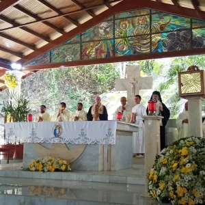 Foto 3 On Saturday, April 13, 2024 many pilgrims came together in joyous commemoration of the Annunciation of the Lord and of the 48th anniversary of the manifestation of the Blessed Virgin Mary in Betania Our Heavenly Mother, 48 years ago blessed all Venezuelans with her presence, leaving an eternal message of reconciliation, love and brotherhood. This year, on March 25, although it was the very day of this divine manifestation and of the Annunciation of the Lord, because it also was Holy Monday, the solemnity was moved to April 13, in order to honor the Our Lady in a special way. On March 25, 1976, the Virgin manifested herself for the first time to the Servant of God Maria Esperanza Medrano Bianchini in Betania, delivering a heavenly message of conversion and reconciliation. In 1984, before the astonished gaze of approximately 150 people, Our Lady confirmed the authenticity of her apparitions, which led the local bishop, H.E. Bishop Pio Bello Ricardo, after a thorough investigation which was supervised by His Eminence Cardinal Ratzinger – later Benedict XVI – the head of the Congregation of the Doctrine of the Faith, to declare the veracity of these events, thus promoting worship in the place, which was later decreed a Diocesan Marian Sanctuary. The Servant of God Maria Esperanza, messenger of the Virgin of Betania, left an enduring legacy of promoting reconciliation and peace in Venezuela and the world, through the Public Association of the Faithful Betania Spirituality Movement that continues their work of evangelization and the quest for fraternal unity. The Eucharistic celebration on Saturday morning was presided over by H.E. Bishop Freddy Fuenmayor and was concelebrated by H.E. Bishop Joseph Khawam, H.E. Bishop Emeritus Georges Kahhale, Rev. Fr. Juan Carlos Silva, Rev. Fr. Orlando Gonzalez and Rev. Fr. Antonio Rivas, among other priests. Such solemn event counted on the participation of the Betania Choir. The day was filled with moments of reflection and gratitude, recalling how the Virgin Mary chose Venezuela to share her message of reconciliation and love, turning the Diocesan Marian Shrine Mary Reconciler of All Peoples into a place of pilgrimage and a source of miracles, for thousands of Venezuelans and foreigners. What a celebration of love and reconciliation in Betania!