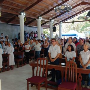 Foto 5 On Saturday, April 13, 2024 many pilgrims came together in joyous commemoration of the Annunciation of the Lord and of the 48th anniversary of the manifestation of the Blessed Virgin Mary in Betania Our Heavenly Mother, 48 years ago blessed all Venezuelans with her presence, leaving an eternal message of reconciliation, love and brotherhood. This year, on March 25, although it was the very day of this divine manifestation and of the Annunciation of the Lord, because it also was Holy Monday, the solemnity was moved to April 13, in order to honor the Our Lady in a special way. On March 25, 1976, the Virgin manifested herself for the first time to the Servant of God Maria Esperanza Medrano Bianchini in Betania, delivering a heavenly message of conversion and reconciliation. In 1984, before the astonished gaze of approximately 150 people, Our Lady confirmed the authenticity of her apparitions, which led the local bishop, H.E. Bishop Pio Bello Ricardo, after a thorough investigation which was supervised by His Eminence Cardinal Ratzinger – later Benedict XVI – the head of the Congregation of the Doctrine of the Faith, to declare the veracity of these events, thus promoting worship in the place, which was later decreed a Diocesan Marian Sanctuary. The Servant of God Maria Esperanza, messenger of the Virgin of Betania, left an enduring legacy of promoting reconciliation and peace in Venezuela and the world, through the Public Association of the Faithful Betania Spirituality Movement that continues their work of evangelization and the quest for fraternal unity. The Eucharistic celebration on Saturday morning was presided over by H.E. Bishop Freddy Fuenmayor and was concelebrated by H.E. Bishop Joseph Khawam, H.E. Bishop Emeritus Georges Kahhale, Rev. Fr. Juan Carlos Silva, Rev. Fr. Orlando Gonzalez and Rev. Fr. Antonio Rivas, among other priests. Such solemn event counted on the participation of the Betania Choir. The day was filled with moments of reflection and gratitude, recalling how the Virgin Mary chose Venezuela to share her message of reconciliation and love, turning the Diocesan Marian Shrine Mary Reconciler of All Peoples into a place of pilgrimage and a source of miracles, for thousands of Venezuelans and foreigners. What a celebration of love and reconciliation in Betania!