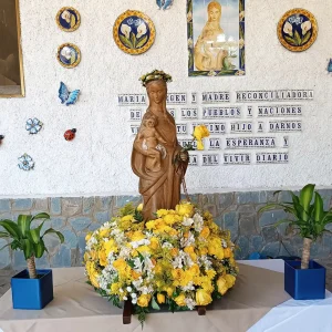 Foto 7 On Saturday, April 13, 2024 many pilgrims came together in joyous commemoration of the Annunciation of the Lord and of the 48th anniversary of the manifestation of the Blessed Virgin Mary in Betania Our Heavenly Mother, 48 years ago blessed all Venezuelans with her presence, leaving an eternal message of reconciliation, love and brotherhood. This year, on March 25, although it was the very day of this divine manifestation and of the Annunciation of the Lord, because it also was Holy Monday, the solemnity was moved to April 13, in order to honor the Our Lady in a special way. On March 25, 1976, the Virgin manifested herself for the first time to the Servant of God Maria Esperanza Medrano Bianchini in Betania, delivering a heavenly message of conversion and reconciliation. In 1984, before the astonished gaze of approximately 150 people, Our Lady confirmed the authenticity of her apparitions, which led the local bishop, H.E. Bishop Pio Bello Ricardo, after a thorough investigation which was supervised by His Eminence Cardinal Ratzinger – later Benedict XVI – the head of the Congregation of the Doctrine of the Faith, to declare the veracity of these events, thus promoting worship in the place, which was later decreed a Diocesan Marian Sanctuary. The Servant of God Maria Esperanza, messenger of the Virgin of Betania, left an enduring legacy of promoting reconciliation and peace in Venezuela and the world, through the Public Association of the Faithful Betania Spirituality Movement that continues their work of evangelization and the quest for fraternal unity. The Eucharistic celebration on Saturday morning was presided over by H.E. Bishop Freddy Fuenmayor and was concelebrated by H.E. Bishop Joseph Khawam, H.E. Bishop Emeritus Georges Kahhale, Rev. Fr. Juan Carlos Silva, Rev. Fr. Orlando Gonzalez and Rev. Fr. Antonio Rivas, among other priests. Such solemn event counted on the participation of the Betania Choir. The day was filled with moments of reflection and gratitude, recalling how the Virgin Mary chose Venezuela to share her message of reconciliation and love, turning the Diocesan Marian Shrine Mary Reconciler of All Peoples into a place of pilgrimage and a source of miracles, for thousands of Venezuelans and foreigners. What a celebration of love and reconciliation in Betania!